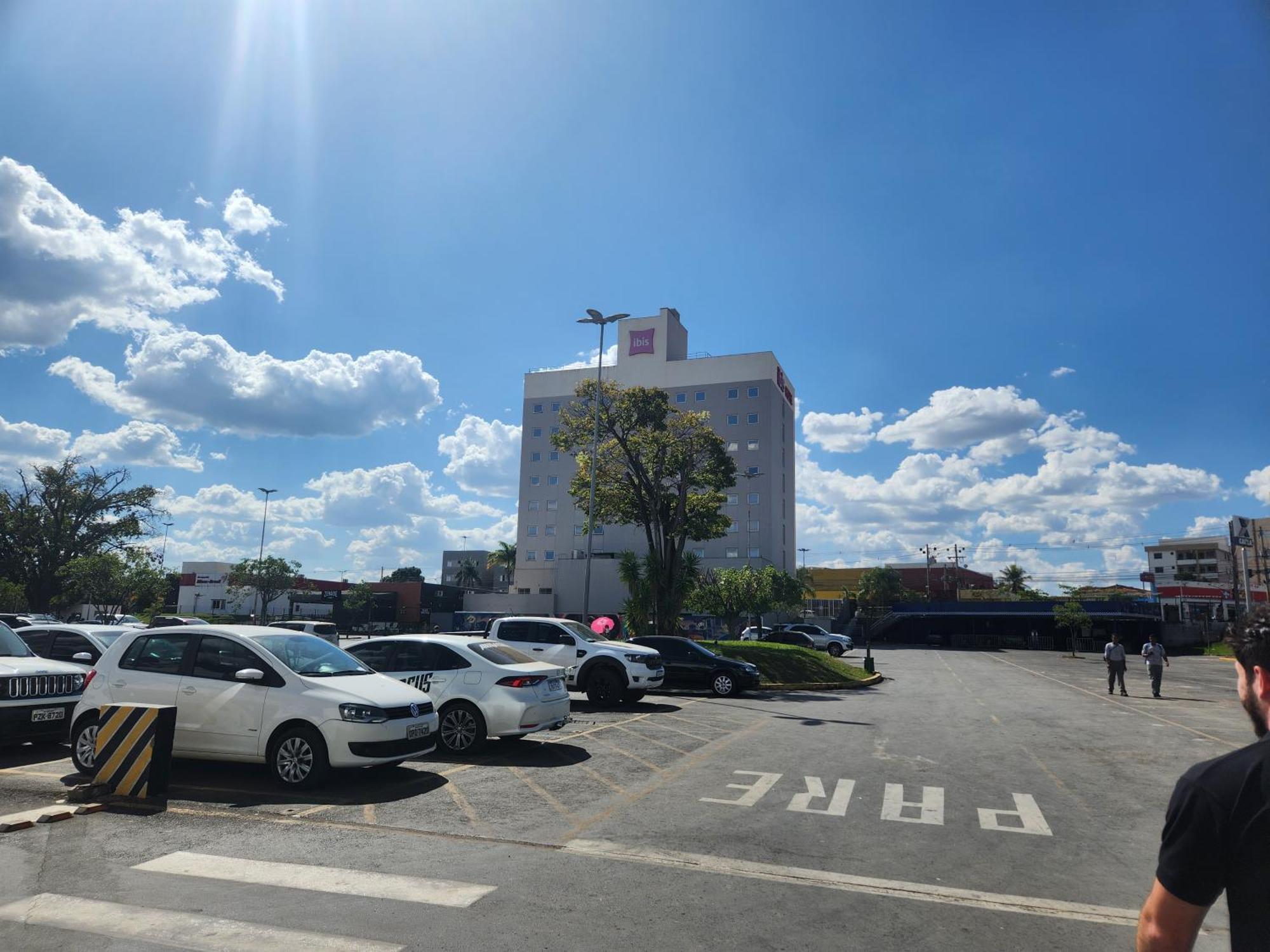 Ibis Montes Claros Shopping Hotel Bagian luar foto